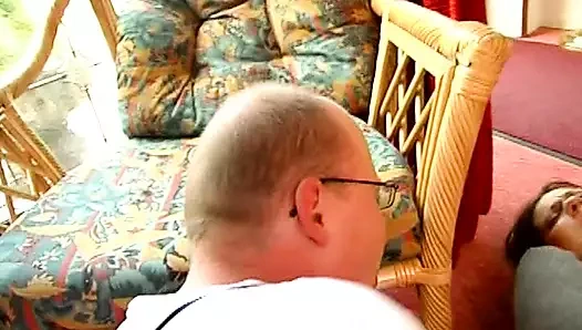 Seksi Alman sürtük yaşlı bir yarağı memnun ediyor