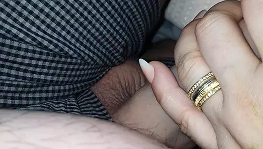 Üvey anne üvey oğlunun yarağını yatakta ereksiyon halinde tutuyor