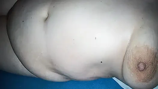 Roma ateşli erotik göbek göğüsleri-amcık hayranlığı - yumuşak esneme marky göbeği, şişmiş, sert göğüsler ve ıslak, parlak amcık yavaşça siliyor