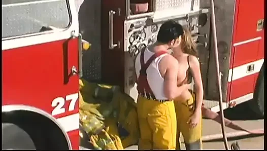 Büyük memeli lüks esmer yangın rayının yanında itfaiyeci tarafından deliğini siktiriyor