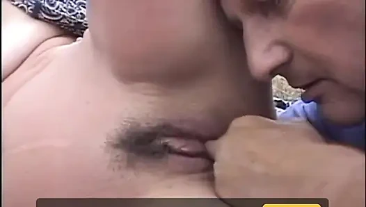 Yaşlı ve genç büyük grup seks partisi orta yaşlı seksi kadın sikişiyor (tam orijinal film.)