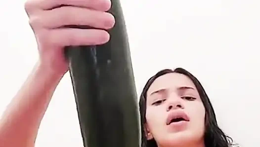 Brezilyalı kendini çok kalın salatalık ile bitiriyor