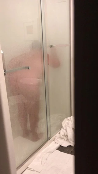 İri güzel kadın duşta yanaklar