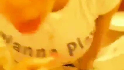 Açık tenli zenci yarak emiyor ve yüzüne boşaltıyor