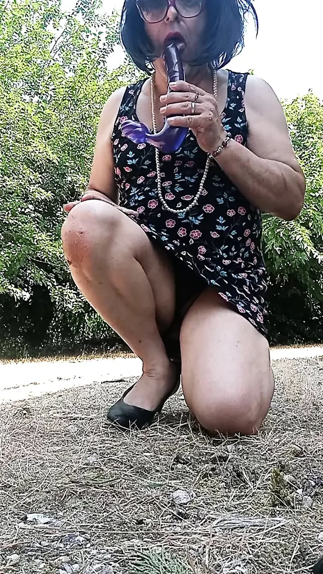 Travesti dölünü yiyor