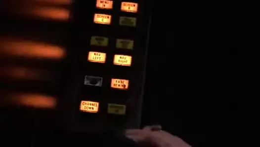 Yetişkinlere yönelik video mağazası kabininde zafer deliğinde oynamak
