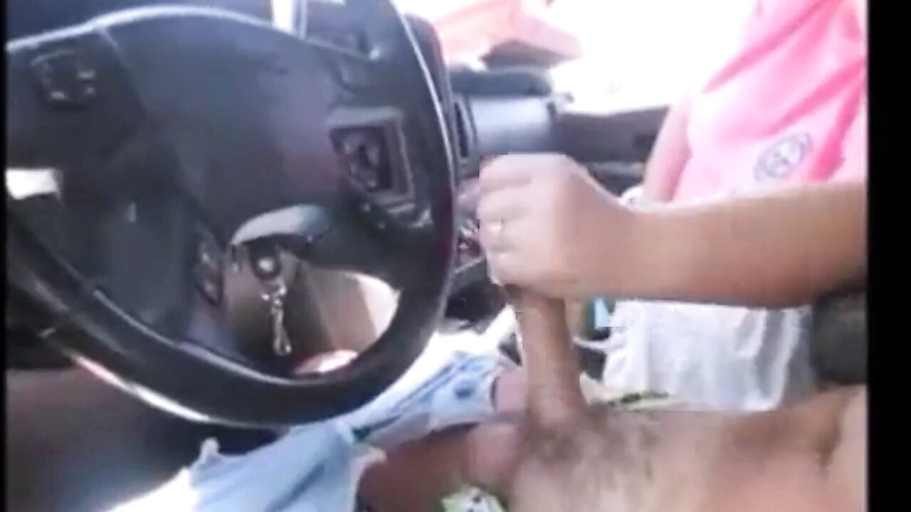 Karısı kasabada sürüş yaparken korkak kıza bir handjob verir her yerde boşalmak karışıklık