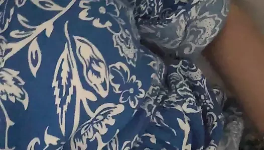 Trende uzanıp kendimi okşuyorum ve göğüslerime dokunuyorum!