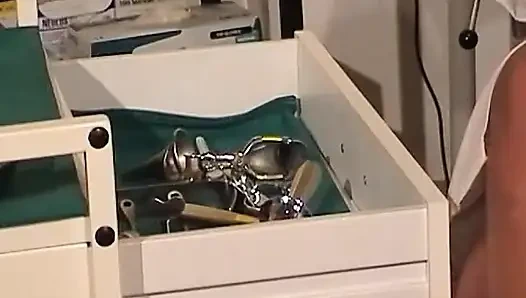 Almanya'dan gelen bu bayan amcığıyla doktor gibi oynamayı seviyor