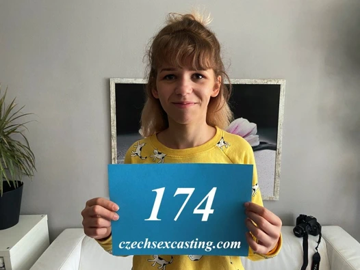 Küçük memeli ama güzel becerilere sahip kız