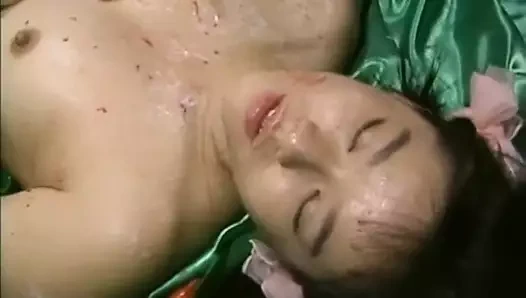 krem kapalı Asya bebeğim yaladı