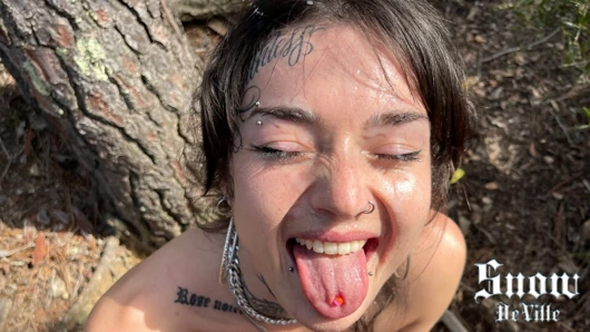 Dövmeli bir sürtük için doğum günü yüze boşalma