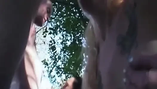 Dövmeli sarışın orta yaşlı seksi kadın açık havada esmerle kalın yarağı yalıyor