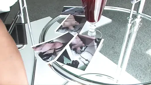 Martina ev hırsızı tarafından aşağılanıyor