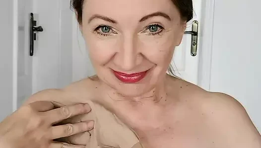 Sapık büyük memeli üvey anne Mariaold külotlu çorapla oynuyor ve işiyor