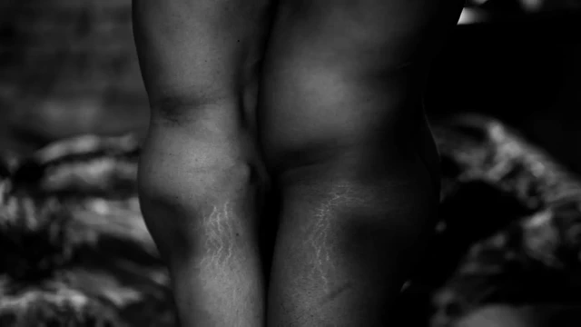 SEKSI KıZ ARKADAŞıM KURTI ELBISESIYLE DOMALTARAK SERT SIKIŞIYOR VE YENI TARZ SEKS