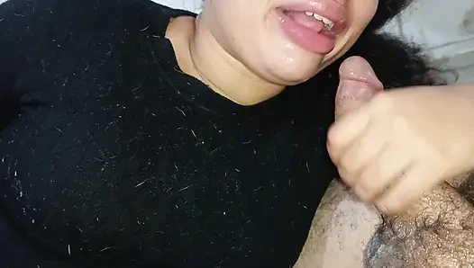 GLUTTONOUS YARAĞıNı SAPıNA, DERIN GıRTLAĞıNA KADAR YUTUYOR