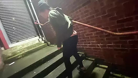 Cracky o kadar heyecanlı ki parmağını kıçına soktuğu için viral oldu