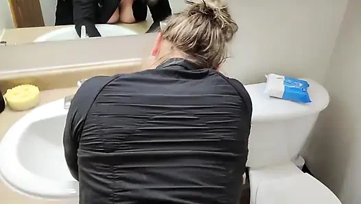 Partiden sonra azgın evli kadınla banyoda sinsi seks