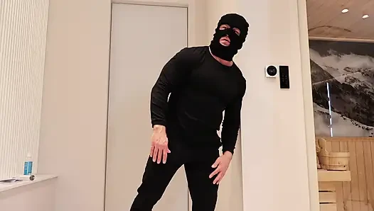 Beklenmedik duş karşılaşması vahşi yatak odası tutkusuna dönüşüyor