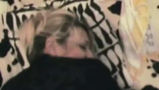 Azgın İtalyan amatör çift seks eğlence ile kutluyor