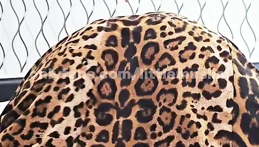 Bakış açısı: Leopar etekli oyuncu tesettürlü kız