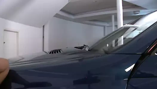 Esmer Romana Ryder Bill Bailey'i baştan çıkarmak için göğüslerini kullanıyor