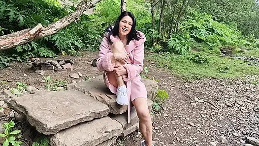 Açık bacaklar açık havada ve işiyor