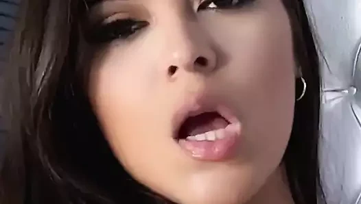 Amatör latin göbek dansı yapıyor ve hareketlerini ve büyük doğal göğüslerini gösteriyor - ivy flores sızdırıyor