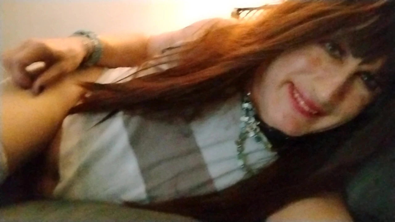 Sevimli travesti büyük bir osuruk serbest bırakıyor