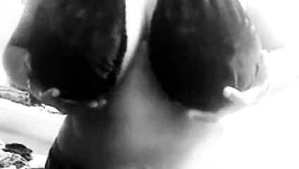 Benim büyük göğüsler karım!