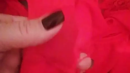 yaşlı adım anne gösterir onu ıslak kokulu külot