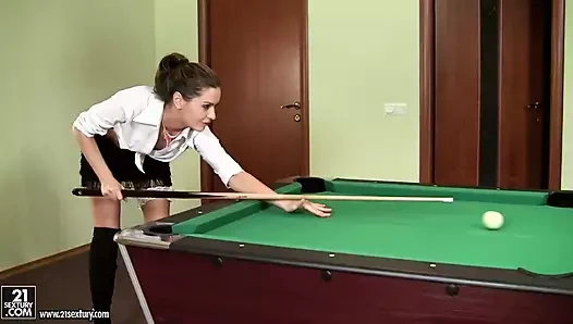 Esmer genç kız kız arkadaşını takma yarakla sikiyor