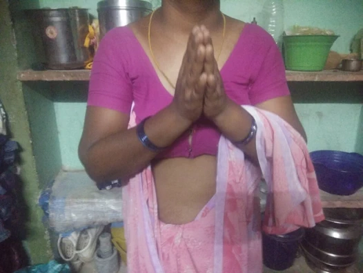 Büyük memeli evli Hintli evli kadın sert sikişiyor