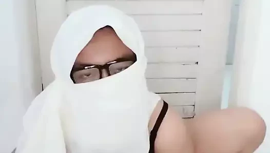 Asyalı kadın iyi bir oyunun tadını çıkarıyor