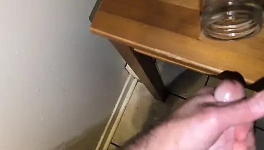 Şişman adam sert yarağını sıvazlıyor ve bardakta boşalıyor