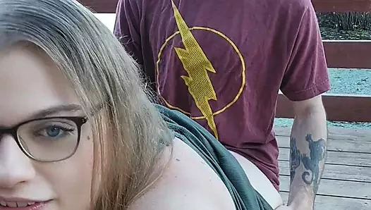 Park bankı orta yaşlı seksi kadın açık havada şişman amcığını domaltarak ovuyor