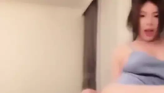 En iyi güzelliğin çapası Eliseelise, h tarafından cezbedilir.