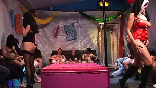 Sürtük rahibe şişman götünü dillerken sarışın vahşi grup sekste gırtlağına kadar alıyor