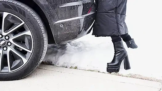 Yardım et, arabam karda mahsur kaldı.