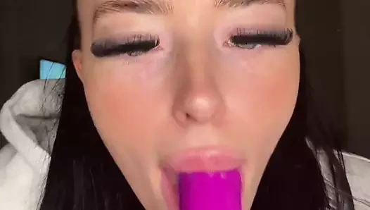 Azgın İngiliz sürtük tek başına mastürbasyon yapıyor