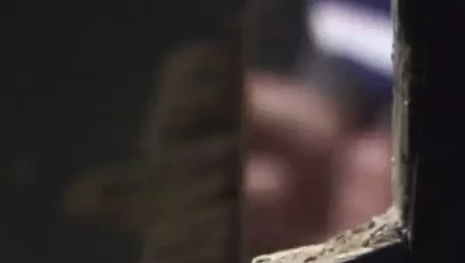 Christian tuvalette atıyor