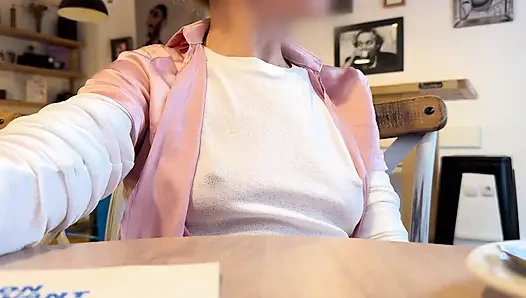 Blusa blanca extremadamente sexy exponiendo mis grandes pezones perforados en una cafetería