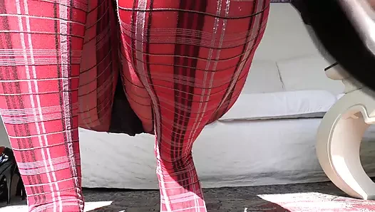 Kırmızı tartan tayt ve aşırı topuklu bacaklar gösteriyor