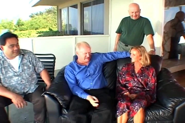 वीर्य से ढकी पत्नी की व्यभिचारी पति के सामने तीन तरफ से चुदाई