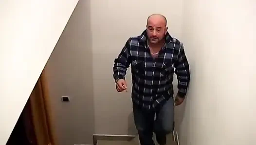 Güneş gözlüğüyle gözleri bağlı amatör sürtük banyoda sikiliyor