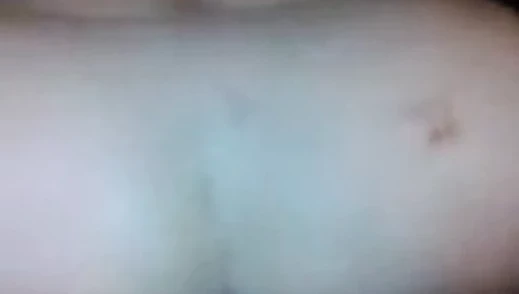 Siyah bir horoz için eğilmeyi seviyorum