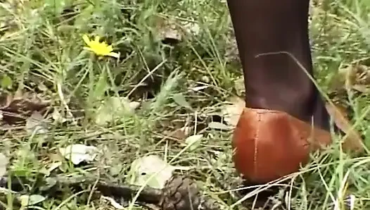 Açık havada sidik pantolonlu kadın