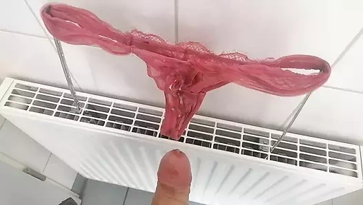 Kullanıcı evli kadın kirli külot tanganın içine boşalıyor