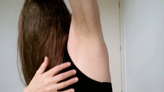 Koltuk altı fetiş oynamak ve onları osurmak